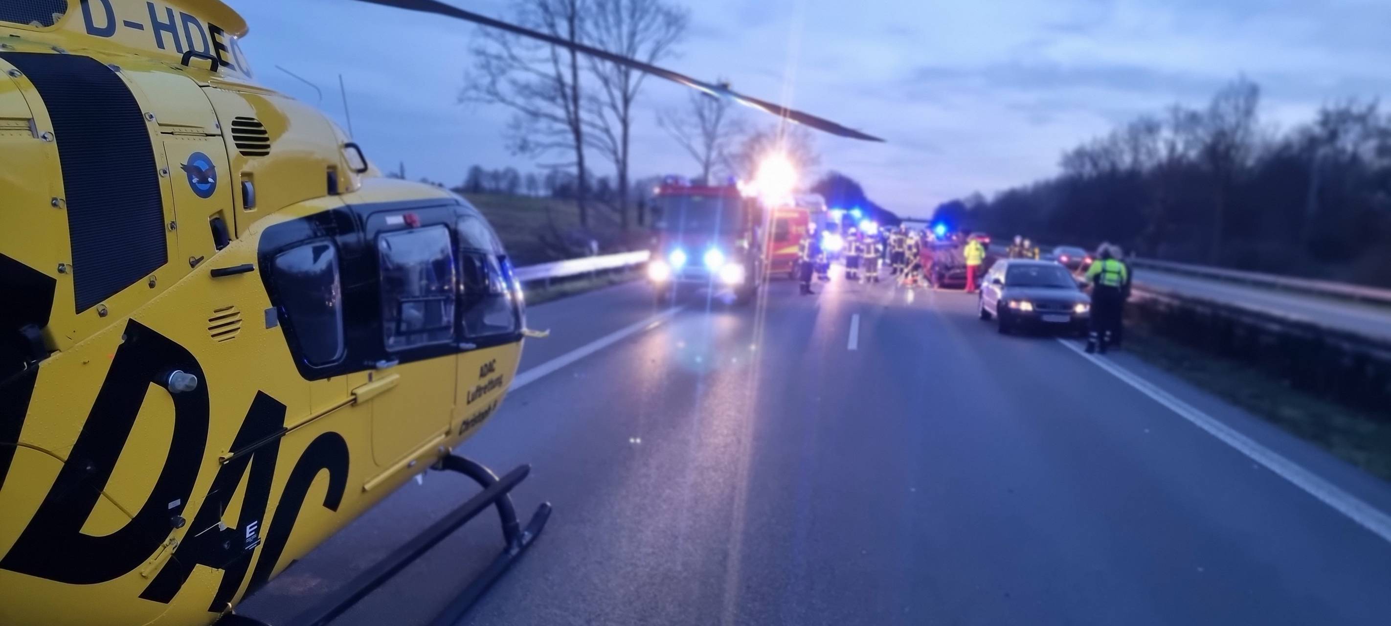 Auto fährt bei Schwerte auf LKW