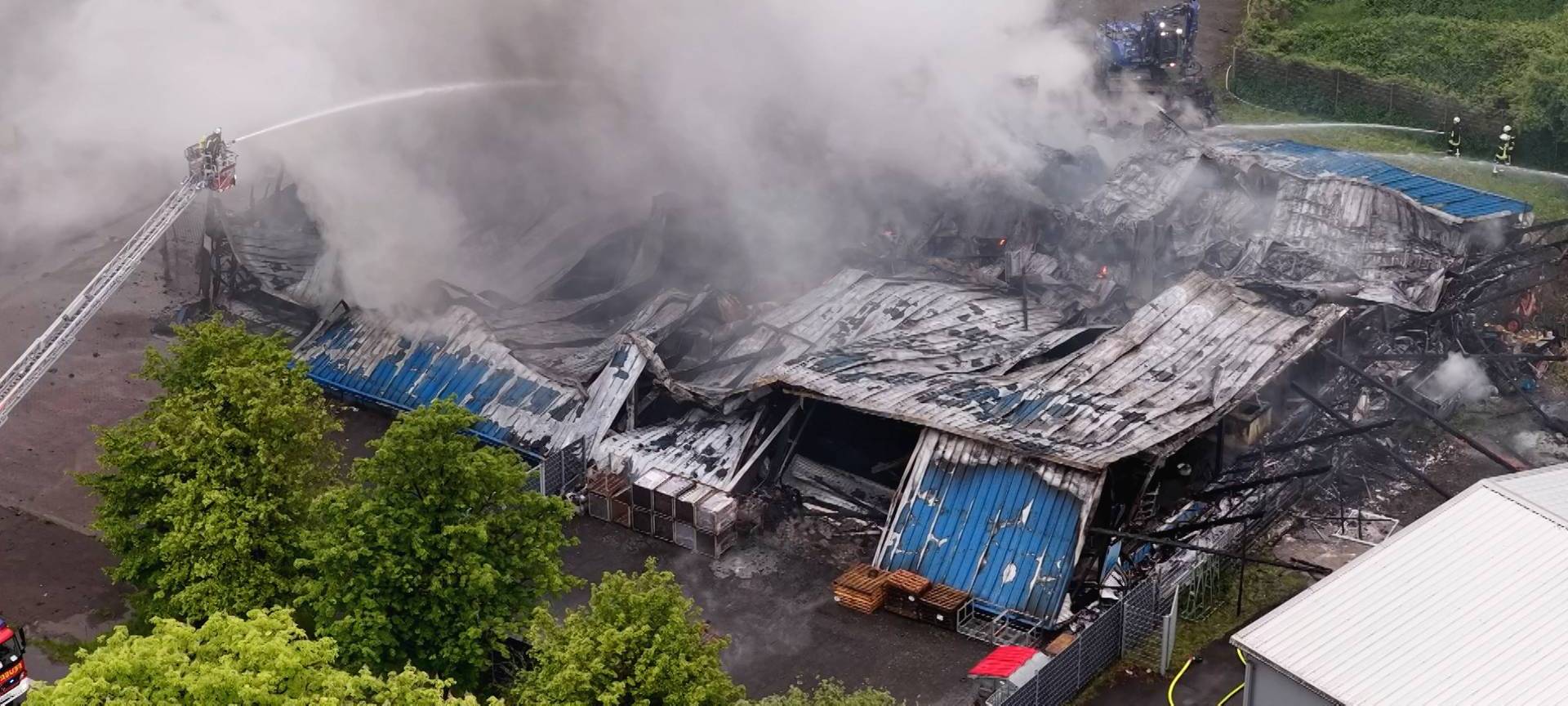 Feuerwehr löscht Brand in einer Produktionshalle