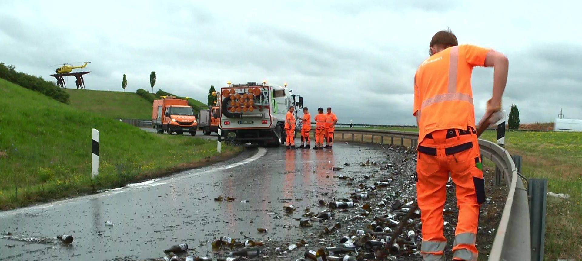 LKW verliert Bierkisten: Sperrung im Kamener Kreuz