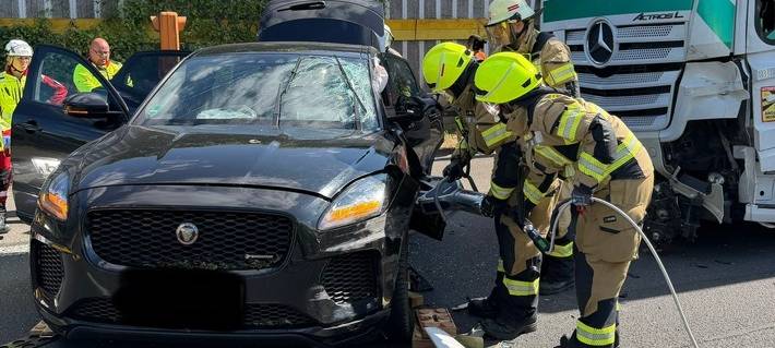 A2 bei Kamen: Feuerwehr rettet eingeklemmten Autofahrer