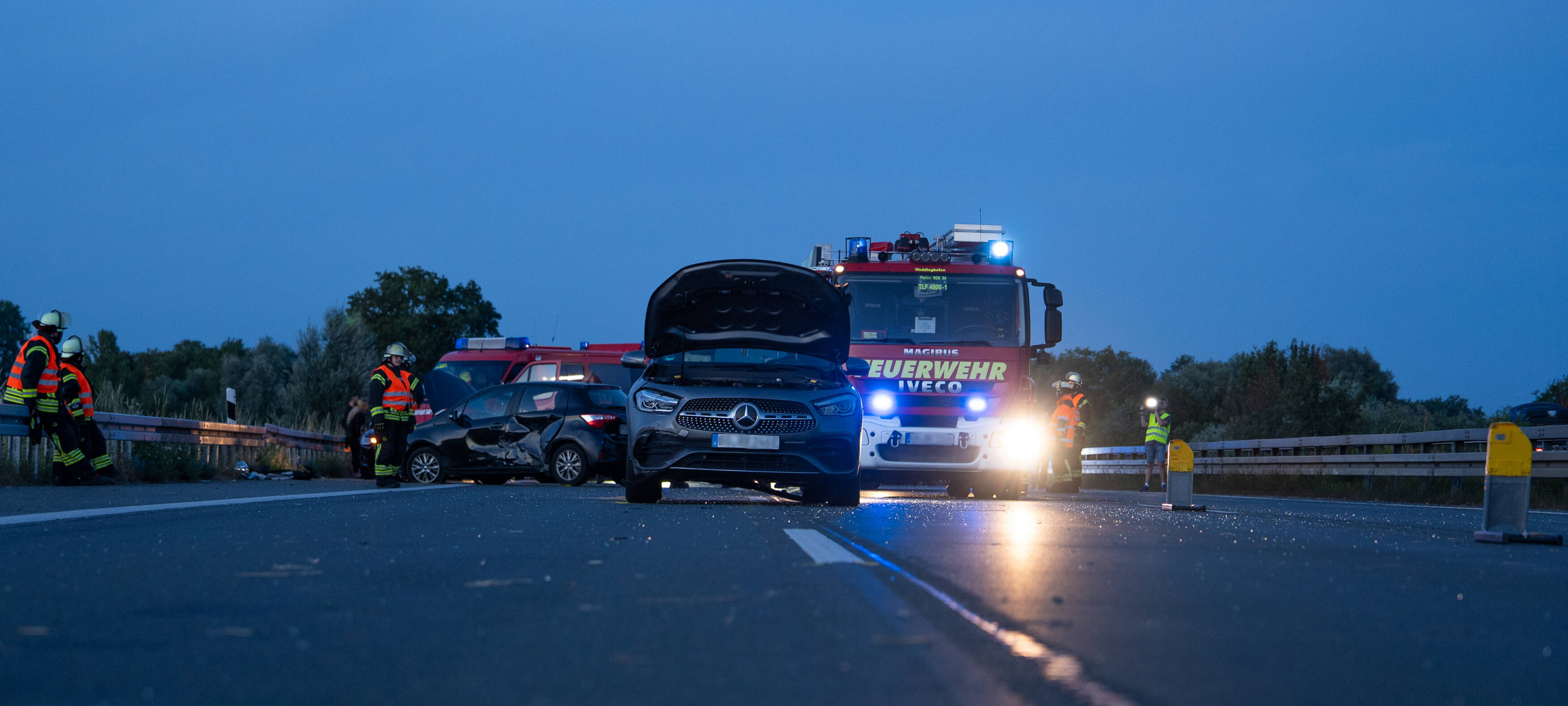 Feuerwehr und Rettungswagen im Einsatz nach einem Unfall auf der A2 bei Bergkamen.